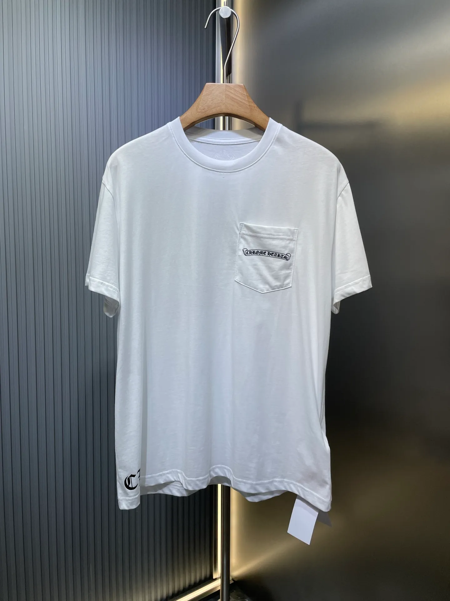 🅿️260 chrome hearts 🌟【Top replica】Shadow cross short-sleeved craftsmanship description: The fabric is made of 26-woven 200g cotton, and the printing is hand-printed with glue. The overall routing is straight and delicate, the fabric is comfortable and soft, and the color is consistent without color difference. It can be matched with the same style to create a fashionable look and control various occasions. Customized accessories, complete three labels, same style for men and women! ⚠️ Color: white black size: sml